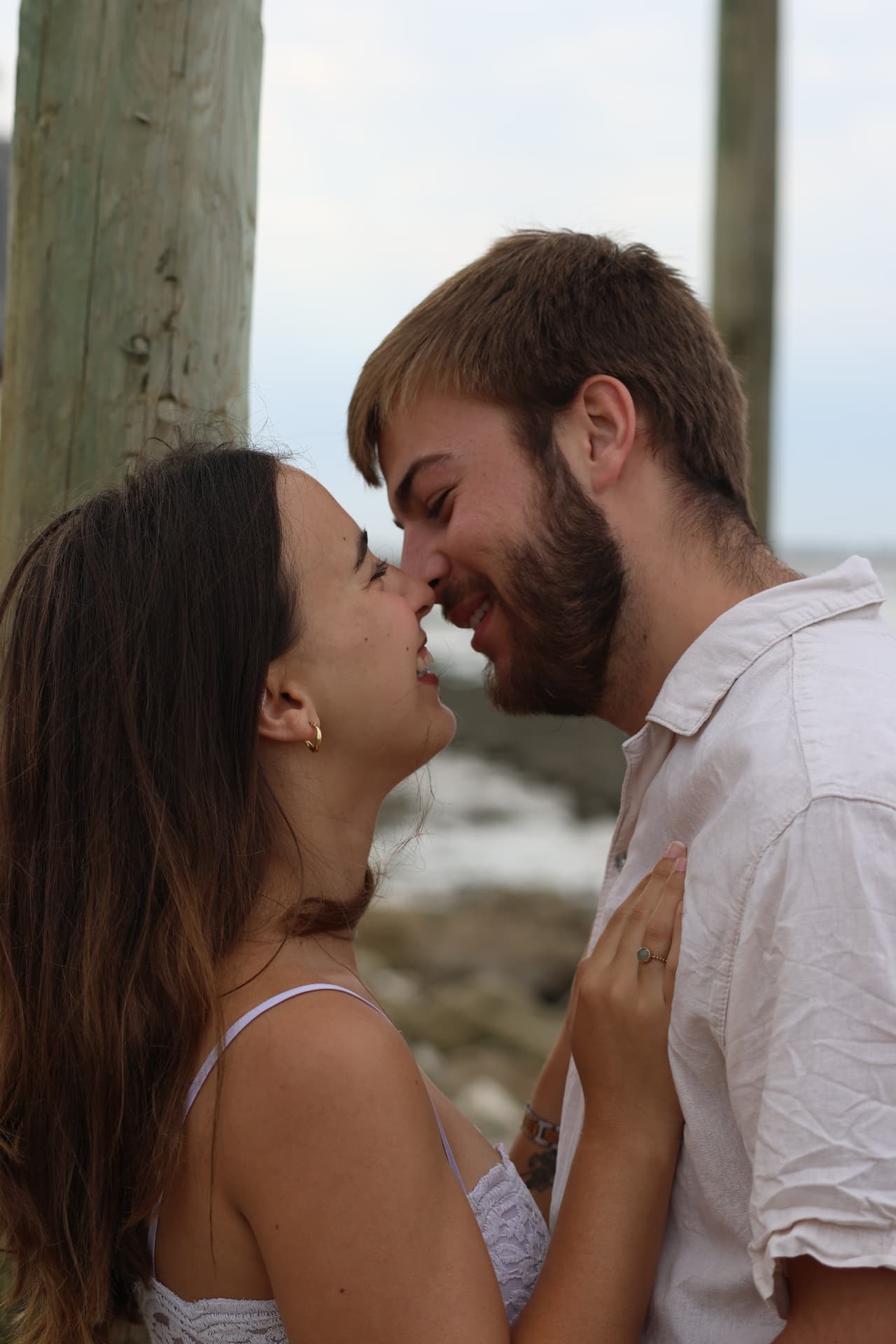 Couple sur le point de s'embrasser, portrait rapproché en lumière naturelle